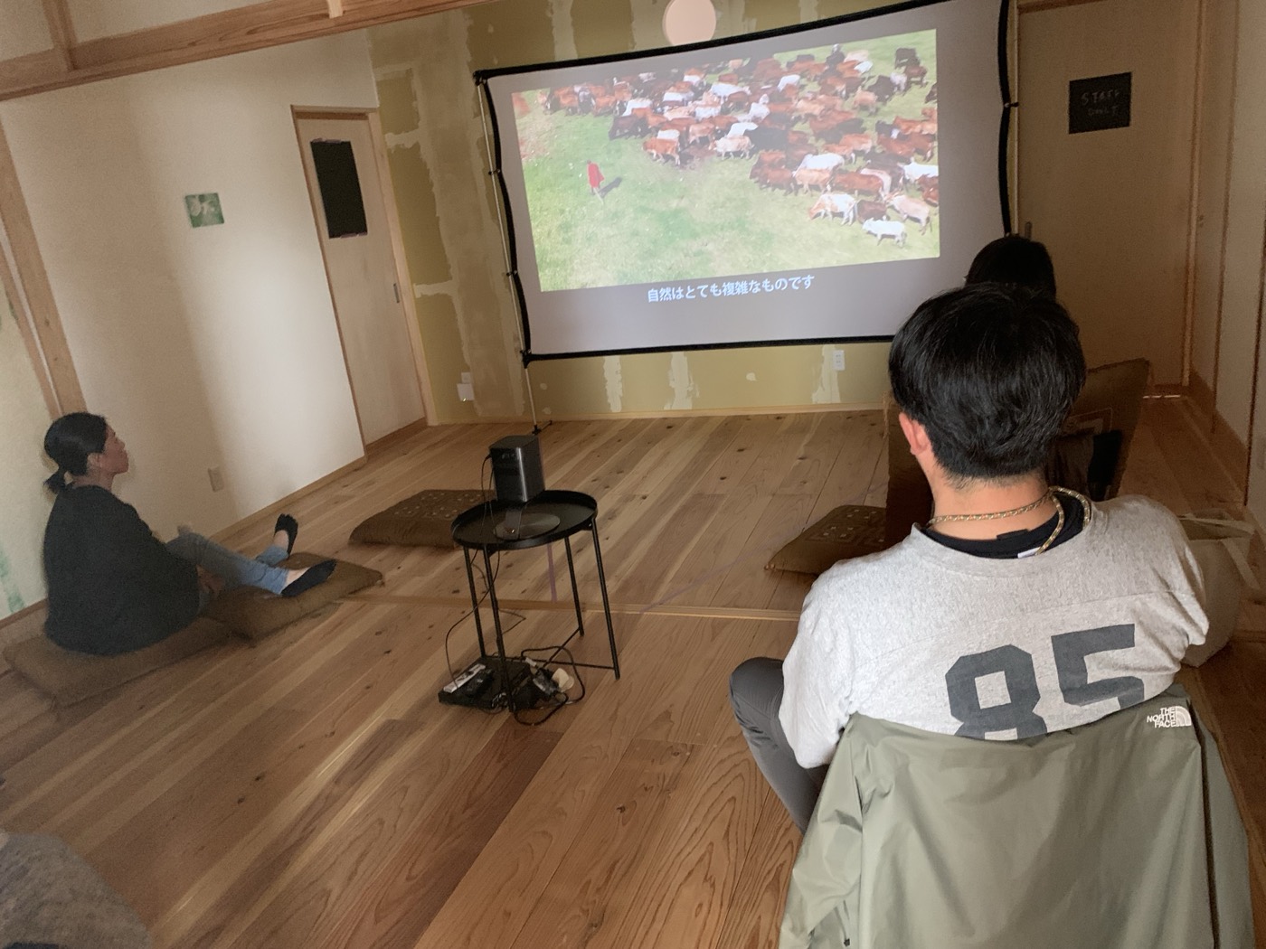スクリーンで映画を観る人たち