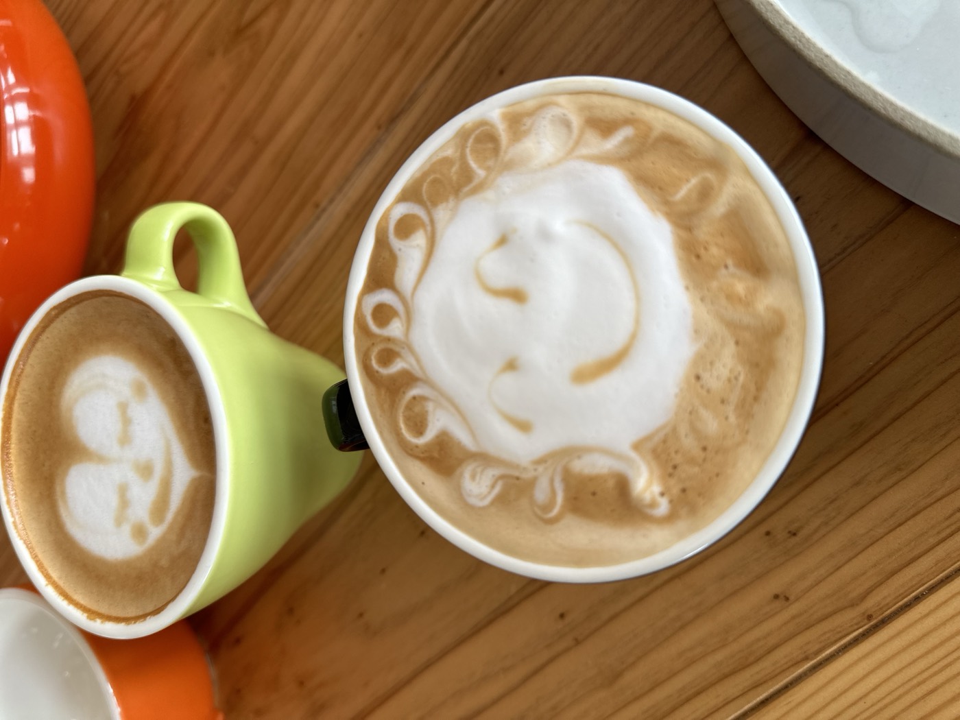 顔の描かれたカフェラテ