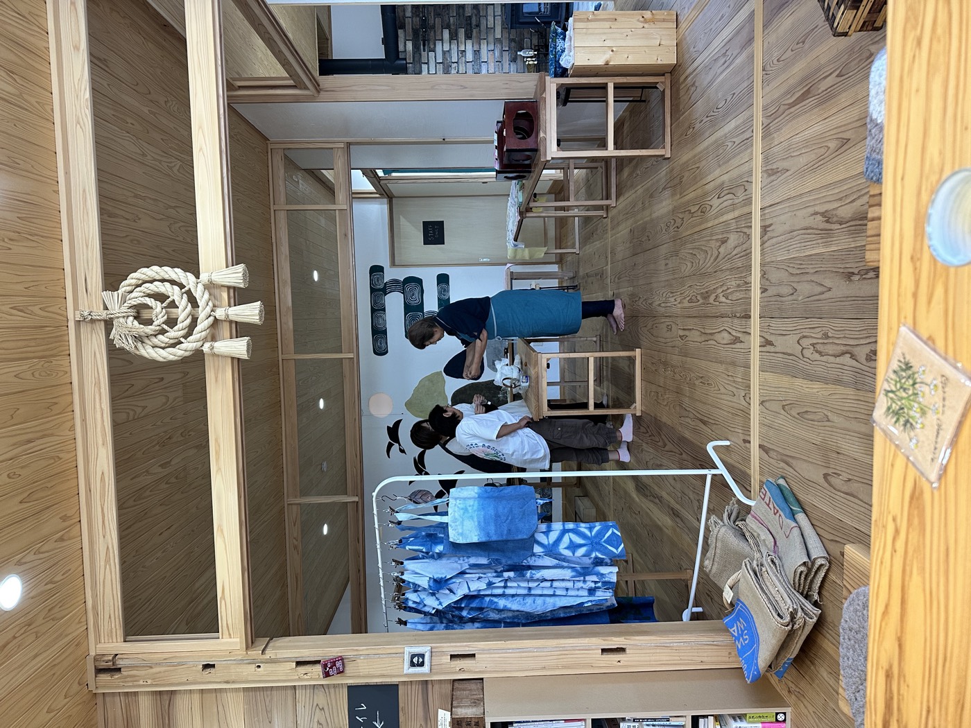 藍染めの服などがならぶマルシェ