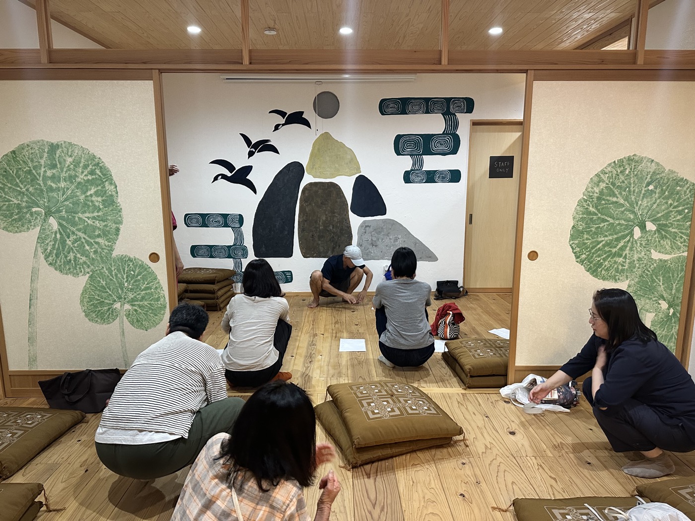 壁画の前で歩き方を教わる