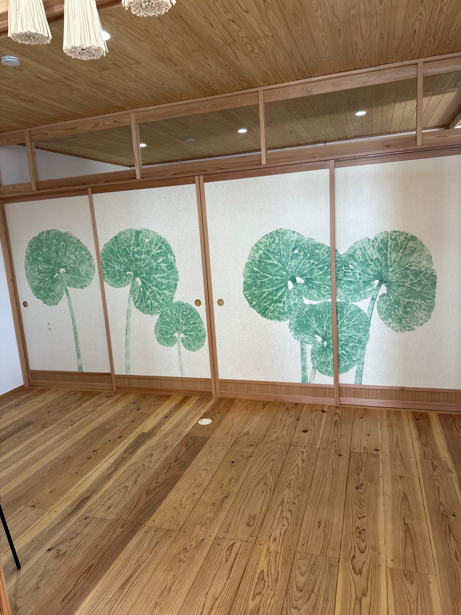 蓮の葉が描かれたふすま