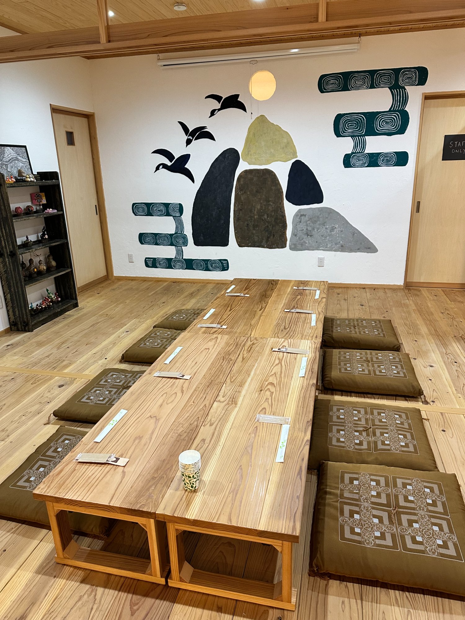 山と月と浜の家 — 壁画のある座敷空間