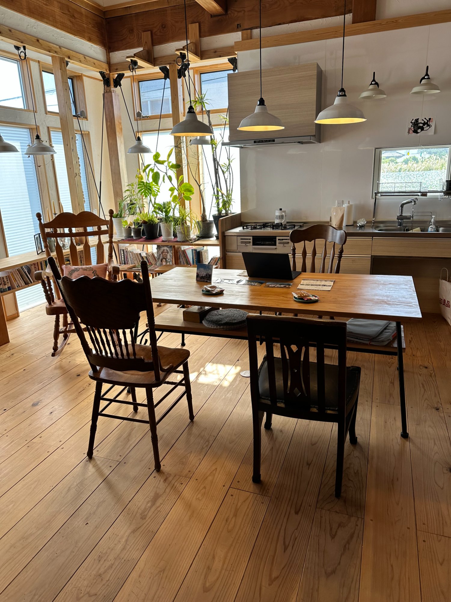 キッチンとダイニングテーブル